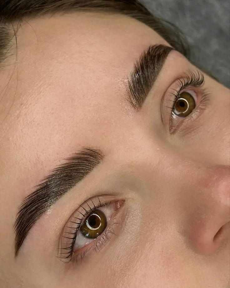 Detalle de mirada y cejas laminadas