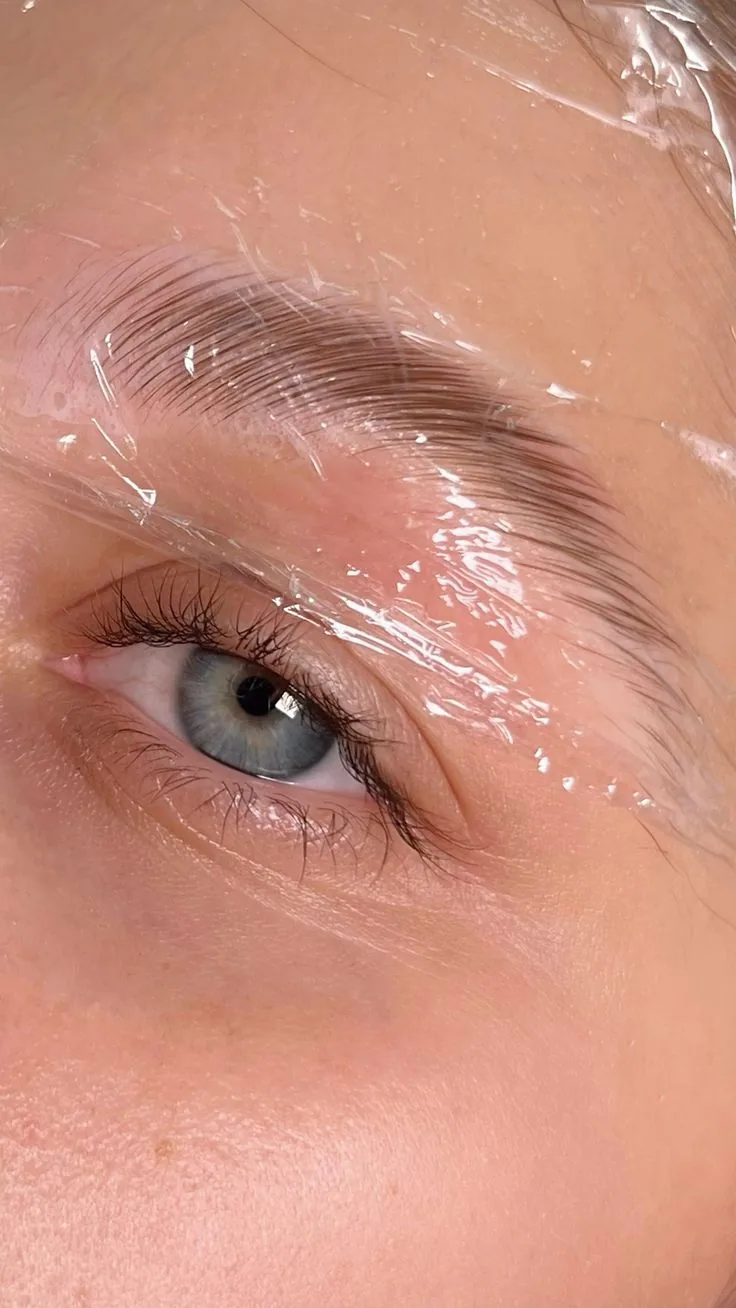 Cejas laminadas con acabado peinado