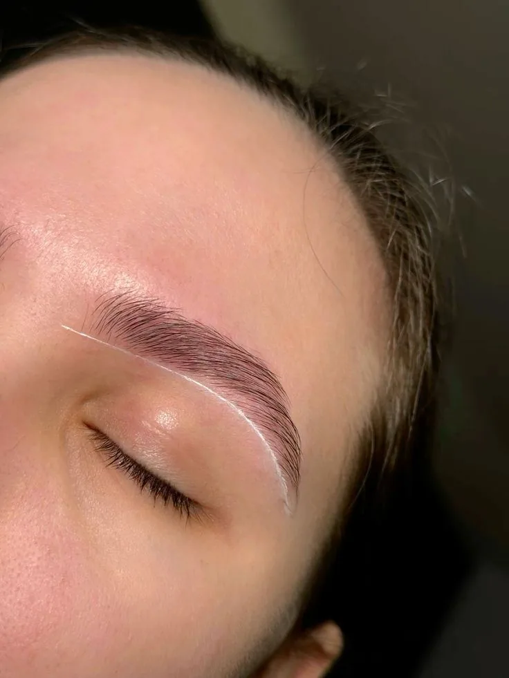 Tratamiento estético profesional para cejas