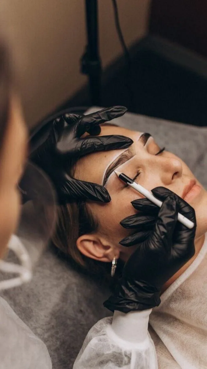 Especialista trabajando con precisión en cejas