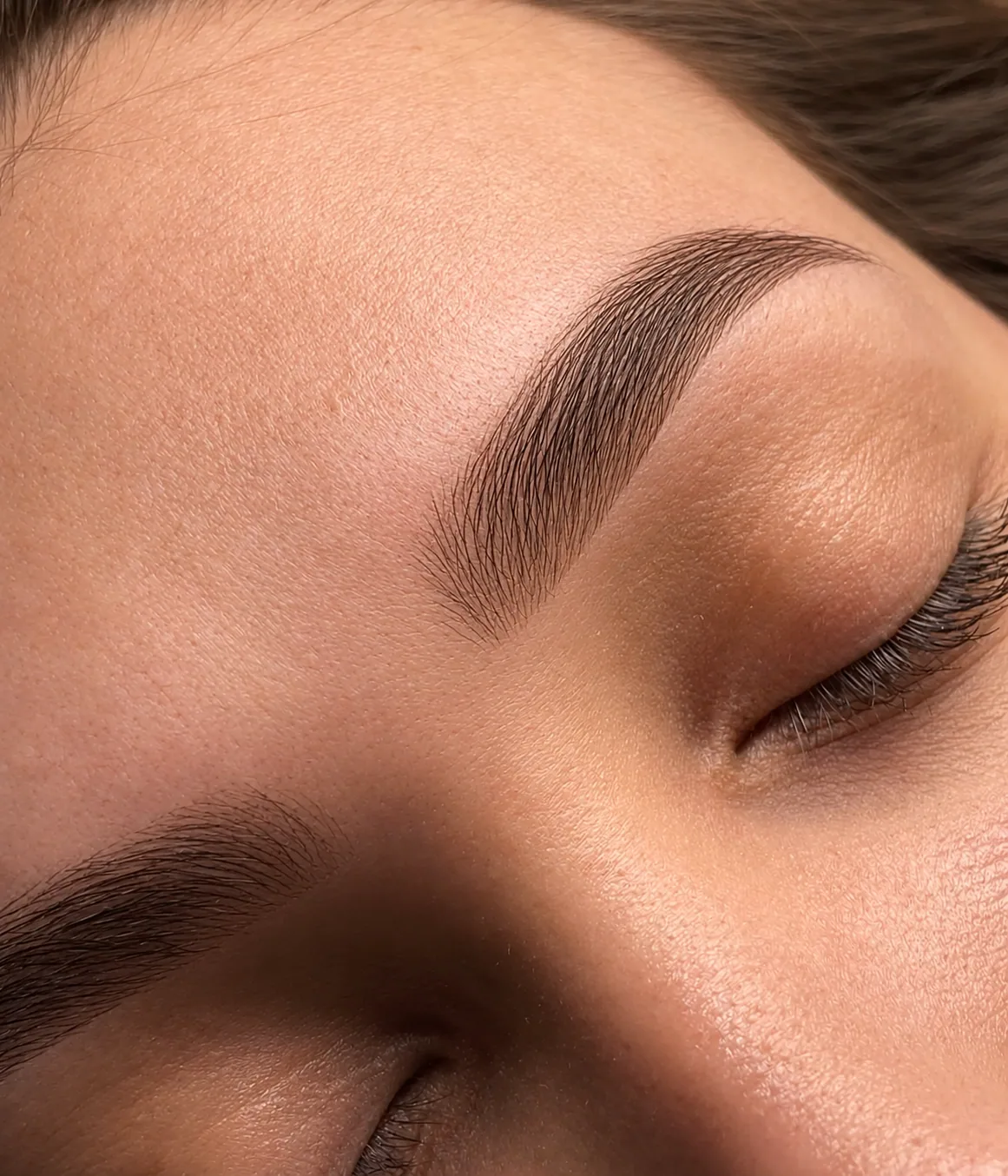 Detalle natural de cejas