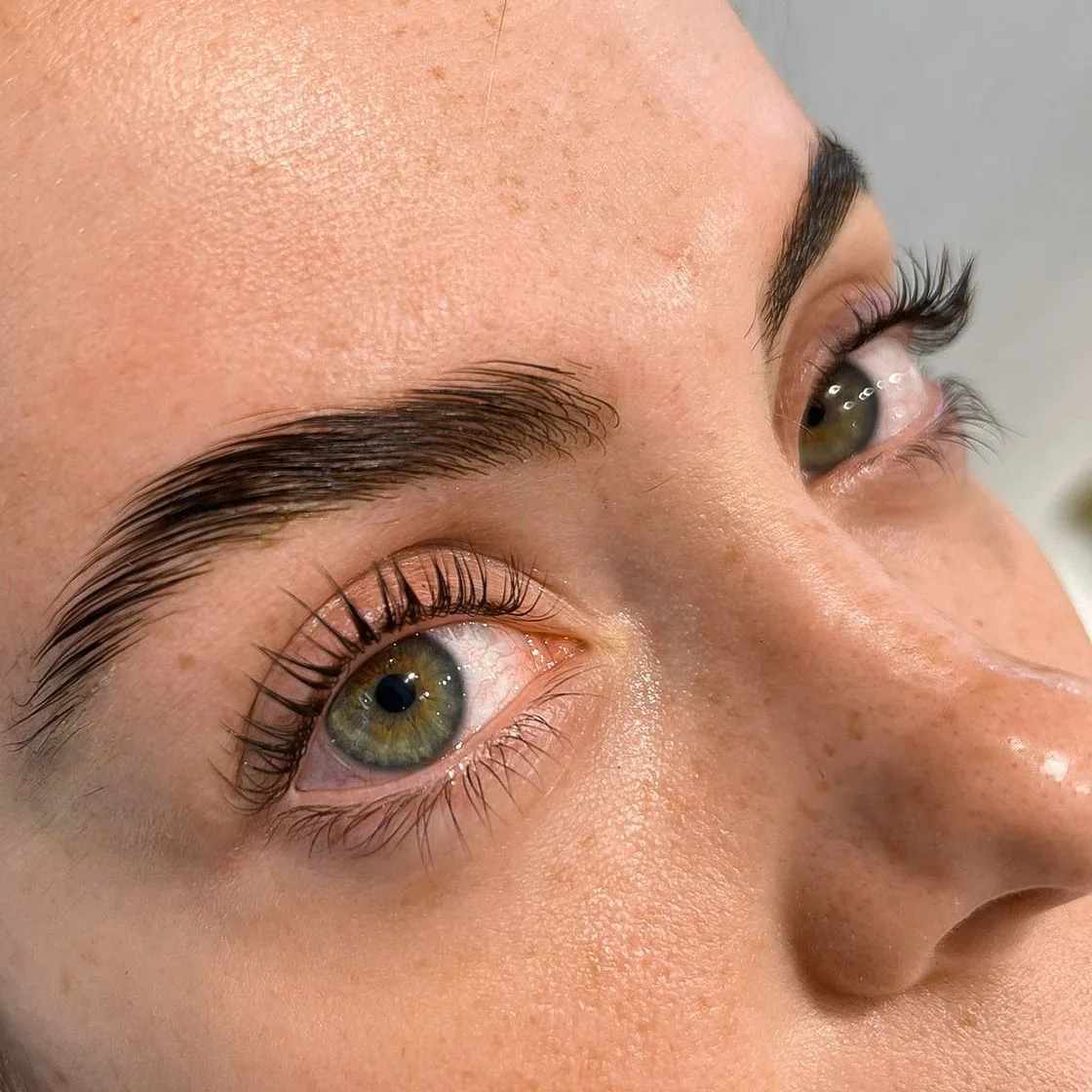 Diseño profesional de cejas
